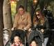 Sarah Jessica Parker se promène avec ses jumelles Marion et Tabitha en poussette, le mardi 9 octobre à New York City.