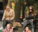 Sarah Jessica Parker se promène avec ses jumelles Marion et Tabitha en poussette, le mardi 9 octobre à New York City.