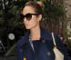 Stacy Keibler joue les Audrey Hepburn moderne sous la pluie new-yorkaise avec un caban Tory Burch, un sac crème Yves Saint Laurent, un jean orange et des ballerines. New York, le 9 octobre 2012.