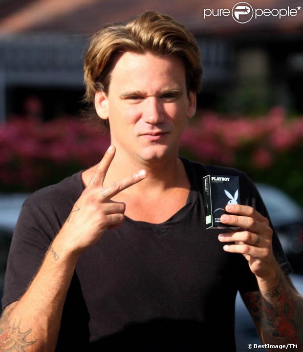 Sean Stewart se prépare à une soirée des plus sympathiques après l'achat d'une boîte de préservatifs Playboys le 6 octobre 2012 au Beverly Glen Market de Los Angeles