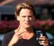 Sean Stewart se prépare à une soirée des plus sympathiques après l'achat d'une boîte de préservatifs Playboys le 6 octobre 2012 au Beverly Glen Market de Los Angeles