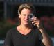 Sean Stewart visiblement très heureux après l'achat d'une boîte de préservatifs Playboys le 6 octobre 2012 au Beverly Glen Market de Los Angeles
