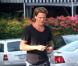 Sean Stewart tout sourire après l'achat d'une boîte de préservatifs Playboys le 6 octobre 2012 au Beverly Glen Market de Los Angeles