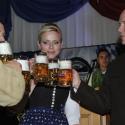 La princesse Charlene lève sa chope avec Albert pour la 7e Oktoberfest à Monaco
