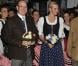 Le prince Albert de Monaco, parrain de l'événement, et la princesse Charlene de Monaco inauguraient dimanche 14 octobre 2012 la 7e édition de l'Oktoberfest en principauté, au Café de Paris et en habits traditionnels bavarois.