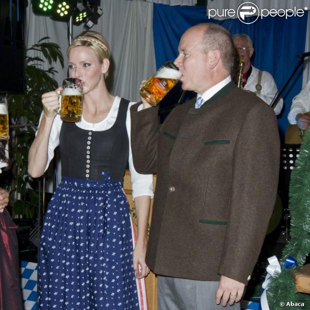 La princesse Charlene de Monaco a levé sa chope avec le prince Albert, parrain de l'événement, lors de l'inauguration de la 7e Oktoberfest de Monaco, le 14 octobre 2012 au Café de Paris.