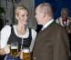 La princesse Charlene de Monaco yeux dans les yeux et chope contre chope avec le prince Albert, parrain de l'événement, lors de l'inauguration de la 7e Oktoberfest de Monaco, le 14 octobre 2012 au Café de Paris.