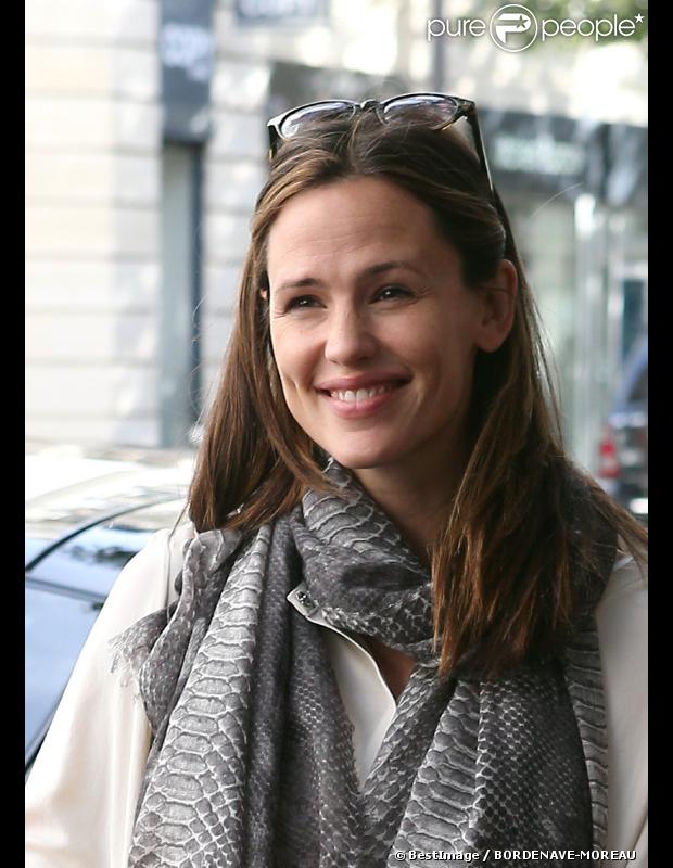 La sublime Jennifer Garner fait du shopping chez Isabel Marant avant de poser devant un fleuriste à Paris, le 16 octobre 2012