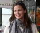 Jennifer Garner, très souriante, fait du shopping chez Isabel Marant avant de poser devant un fleuriste à Paris, le 16 octobre 2012
