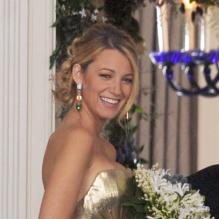 Blake Lively sublime en robe de mariée sur le tournage de la dernière saison de Gossip Girl à New York, le 16 octobre 2012