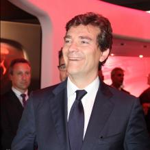 Arnaud de Montebourg sur le stand Peugeot au Salon de l'automobile à Paris le 27 septembre 2012.