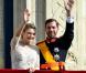 Les jeunes mariés, le prince Guillaume et Stéphanie de Lannoy, saluent les Luxembourgeois au balcon du palais grand-ducal, le 20 octobre 2012.