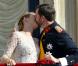 Après leur union religieuse, le prince Guillaume et son épouse Stéphanie de Lannoy se sont présentés au balcon du palais grand-ducal devant les Luxembourgeois et se sont embrassés, le 20 octobre 2012.