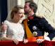 Le prince Guillaume embrase tendrement sa jeune épouse Stéphanie de Lannoy au balcon du palais grand-ducal devant les Luxembourgeois, le 20 octobre 2012.