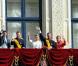 Les jeunes mariés entourés de leur famille au balcon du palais grand-ducal devant les Luxembourgeois, le 20 octobre 2012.
