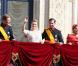 Après leur union religieuse, le prince Guillaume et son épouse Stéphanie de Lannoy se sont présentés au balcon du palais grand-ducal devant les Luxembourgeois, entourés du grand-duc Henri et de la grande-duchesse Maria Teresa, le 20 octobre 2012.