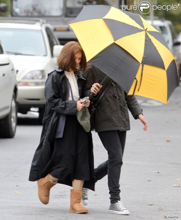 Vanessa Paradis et un grand parapluie sur le tournage du film Fading Gigolo à New York le 25 octobre 2012