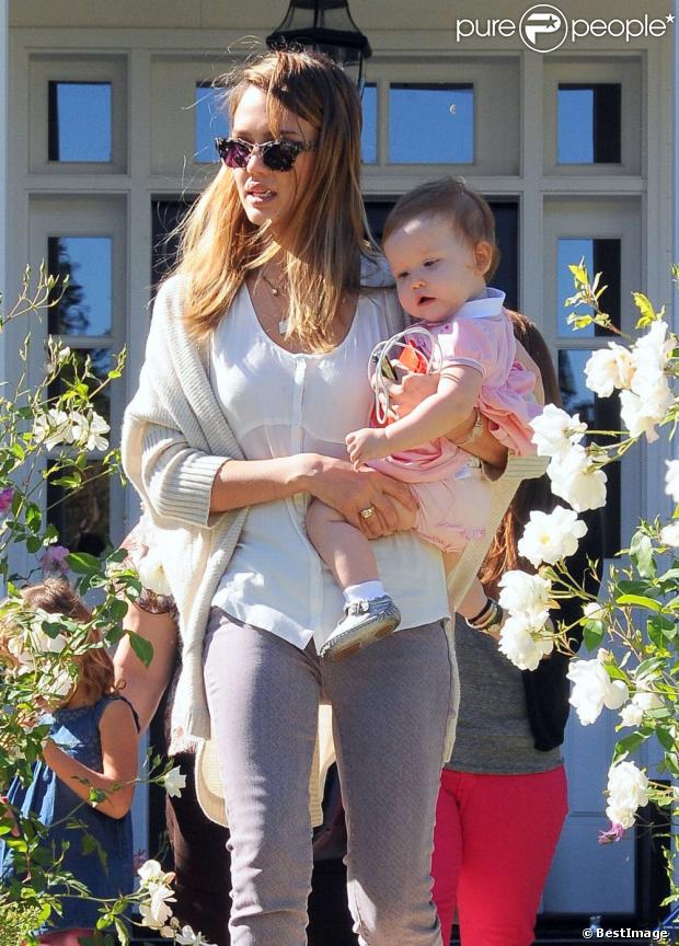 Jessica Alba dans les rues de Los Angeles profite de ses adorables fillettes le 25 octobre 2012