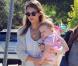 Jessica Alba, dans un look printanier, dans les rues de Los Angeles profite de ses adorables fillettes le 25 octobre 2012