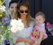 Jessica Alba dans les rues de Los Angeles profite de ses adorables fillettes le 25 octobre 2012