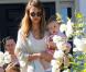 Jessica Alba dans les rues de Los Angeles profite de ses adorables fillettes le 25 octobre 2012