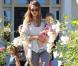 Jessica Alba dans les rues de Los Angeles profite de ses adorables fillettes le 25 octobre 2012
