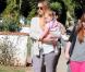 Jessica Alba dans les rues de Los Angeles profite de ses adorables fillettes le 25 octobre 2012