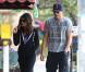 Mila Kunis et Ashton Kutcher se baladent dans les rues de Los Angeles, le 26 octobre 2012.