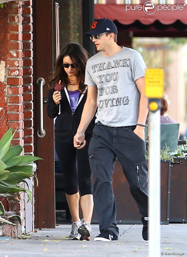 Mila Kunis et Ashton Kutcher , en couple, se baladent dans les rues de Los Angeles, le 26 octobre 2012.