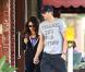 Mila Kunis et Ashton Kutcher , en couple, se baladent dans les rues de Los Angeles, le 26 octobre 2012.
