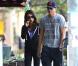 Mila Kunis mange une glace aux côtés d'Ashton Kutcher dans les rues de Los Angeles, le 26 octobre 2012.