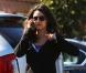 Mila Kunis au téléphone à la sortie de son cours de Pilates à Los Angeles, le 26 octobre 2012.