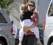 Jennifer Garner et Ben Affleck sont allés chercher leurs filles, Violet et Seraphina, à leur cours de karaté. Violet a obtenu la ceinture orange. Los Angeles, le 26 octobre 2012