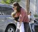Jennifer Garner et Ben Affleck sont allés chercher leurs filles, Violet et Seraphina, à leur cours de karaté. Violet a obtenu la ceinture orange. Los Angeles, le 26 octobre 2012
