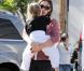 Jennifer Garner et Ben Affleck sont allés chercher leurs filles, Violet et Seraphina, à leur cours de karaté. Violet a obtenu la ceinture orange. Los Angeles, le 26 octobre 2012