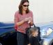 Jennifer Garner et Ben Affleck sont allés chercher leurs filles, Violet et Seraphina, à leur cours de karaté. Violet a obtenu la ceinture orange. Los Angeles, le 26 octobre 2012