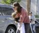 Jennifer Garner et Ben Affleck sont allés chercher leurs filles, Violet et Seraphina, à leur cours de karaté. Violet a obtenu la ceinture orange. Seraphina ne quitte pas les bras de sa maman. Los Angeles, le 26 octobre 2012
