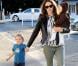 Jennifer Garner, l'adorable Samuel dans les bras, offre un petit-déjeuner chez Starbucks à la jolie Seraphina. Los Angeles, 26 octobre 2012
