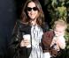 Jennifer Garner, l'adorable Samuel dans les bras, offre un petit-déjeuner chez Starbucks à Seraphina. Los Angeles, 26 octobre 2012