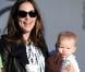 Jennifer Garner, l'adorable Samuel dans les bras, offre un petit-déjeuner chez Starbucks à Seraphina. Los Angeles, 26 octobre 2012