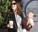 Jennifer Garner, l'adorable Samuel dans les bras, offre un petit-déjeuner chez Starbucks à Seraphina. Los Angeles, 26 octobre 2012