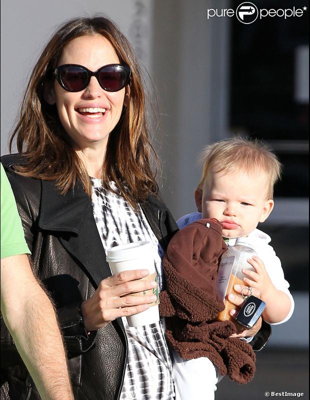La superbe Jennifer Garner, l'adorable Samuel dans les bras, offre un petit-déjeuner chez Starbucks à Seraphina. Los Angeles, 26 octobre 2012