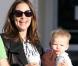 La superbe Jennifer Garner, l'adorable Samuel dans les bras, offre un petit-déjeuner chez Starbucks à Seraphina. Los Angeles, 26 octobre 2012