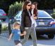 Jennifer Garner, l'adorable Samuel dans les bras, offre un petit-déjeuner chez Starbucks à Seraphina. Los Angeles, 26 octobre 2012