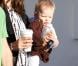 Jennifer Garner, l'adorable Samuel dans les bras, offre un petit-déjeuner chez Starbucks à Seraphina. Los Angeles, 26 octobre 2012