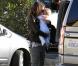 Jennifer Garner, l'adorable Samuel dans les bras, offre un petit-déjeuner chez Starbucks à Seraphina. Los Angeles, 26 octobre 2012