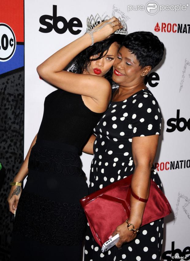 Rihanna et sa maman Monica Braithwaite au West Hollywood Halloween Carnaval, à Los Angeles, le 31 octobre 2012.