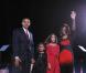 Sasha et Malia Obama dans des tenues assorties à celles de leurs parents. En rouge et noir, les Obama ont du style ! Chicago, en 2008