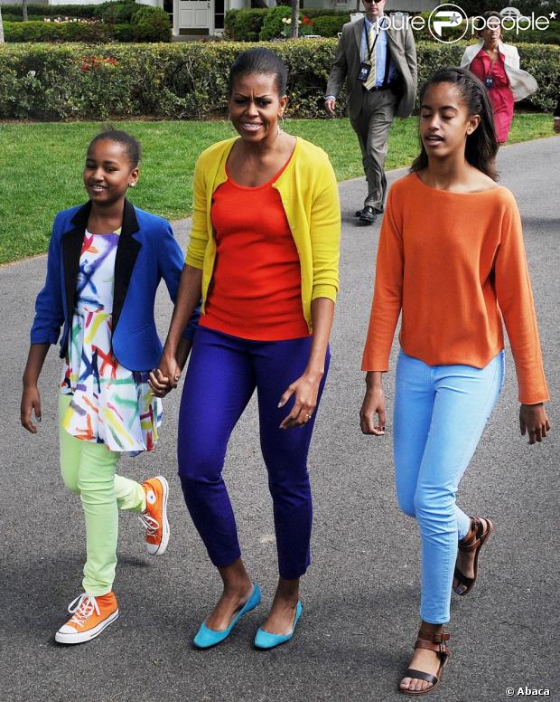 La famille Obama aime les couleurs ! Michelle, Sasha et Malia osent une belle association de coloris pour un street-style au top et estival