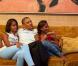 Une photo de famille adorable ! Sasha et Malia Obama s'accordent une pause tendresse avec leur papa en septembre 2012